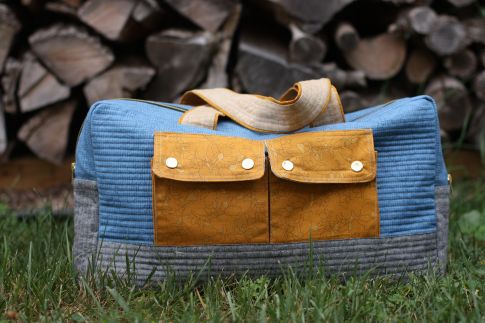 "Cargo Duffle" is a Free Quilted or Sewn Purse Pattern designed by Anna Graham from Noodlehead for Robert Kaufman Fabrics!